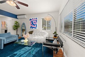 Living area - Cozy Pacific Beach 2BR Patio Fire Pit (San Diego)