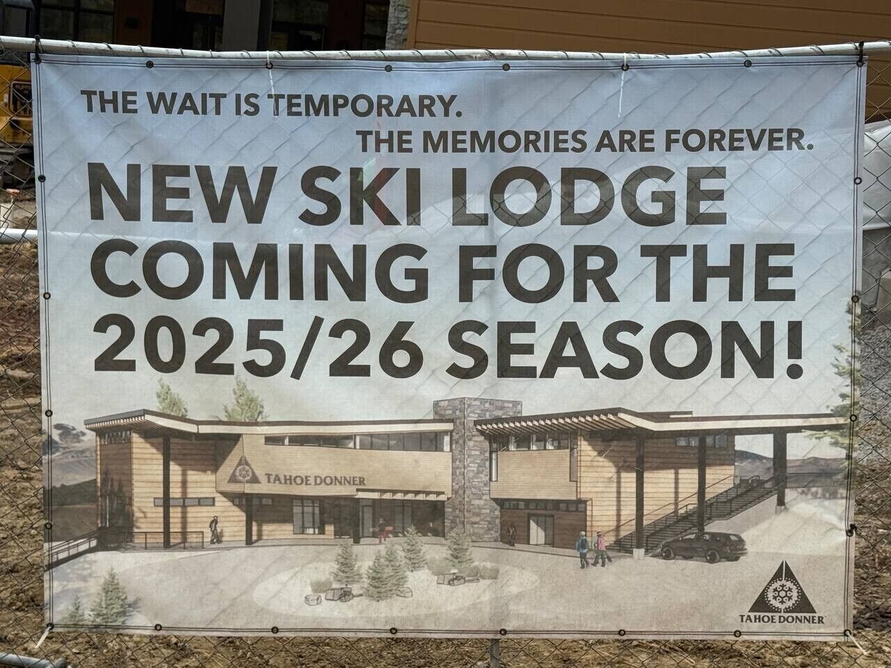 Une banderole fait la publicité d’un nouveau chalet de ski doté d’une architecture moderne, avec une entrée imposante et un espace abrité pour les véhicules.