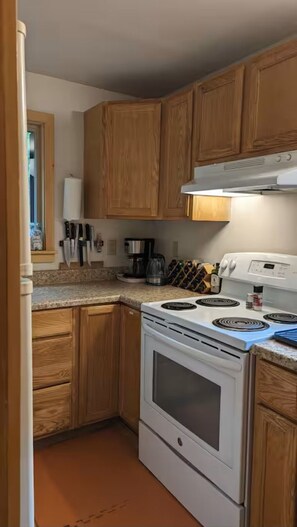 Private kitchen - Cozy, Private 1-bedroom house with stream frontage in tranquil Bridgton with AC (Bridgton)