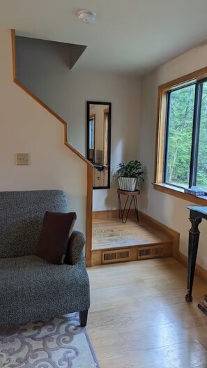 Smart TV - Cozy, Private 1-bedroom house with stream frontage in tranquil Bridgton with AC (Bridgton)