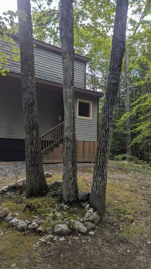 Exterior - Cozy, Private 1-bedroom house with stream frontage in tranquil Bridgton with AC (Bridgton)