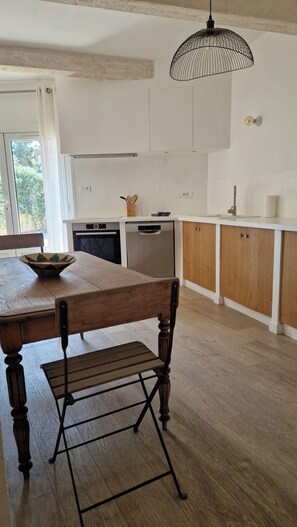 Fridge, microwave, oven, stovetop - Charming village house in Provence with courtyard (CHATEAUNEUF DE GADAGNE)