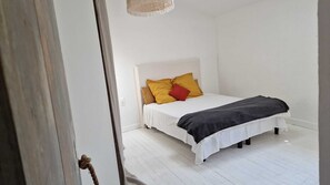 3 bedrooms, free WiFi, bed sheets - Charming village house in Provence with courtyard (CHATEAUNEUF DE GADAGNE)
