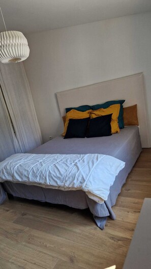 3 bedrooms, free WiFi, bed sheets - Charming village house in Provence with courtyard (CHATEAUNEUF DE GADAGNE)