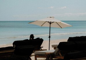 Accommodatie ligt op het strand, ligstoelen, strandlakens