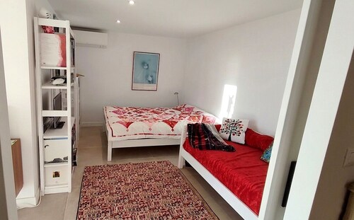 Separate ground-floor bedroom in a villa at the foot of Baou de St-Jeannet
