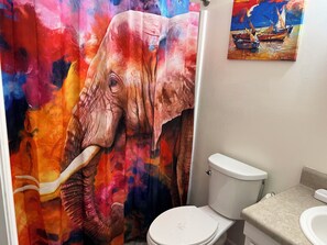 Shower, towels, toilet paper - Peaceful 4BR Bungalow Near Shopping Center FT Bragg & I-95 (Fayetteville)