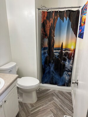 Een douche, handdoeken, toiletpapier