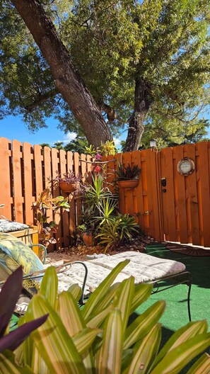 Property grounds - Hibiscus House - Relaxing Tropical Getaway with Pool (Fort Myers)