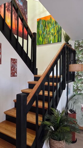 Hibiscus House - Relaxing Tropical Getaway with Pool