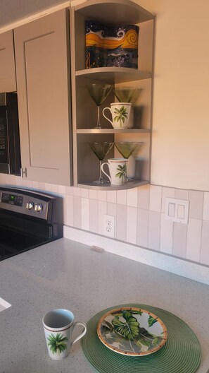 Fridge, microwave, oven, stovetop - Hibiscus House - Relaxing Tropical Getaway with Pool (Fort Myers)