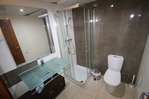 A modern bathroom with a glass shower enclosure, a glass sink, and a toilet. - Apartment Panoramic 23 by Parc Mont-roig (Miami Playa)