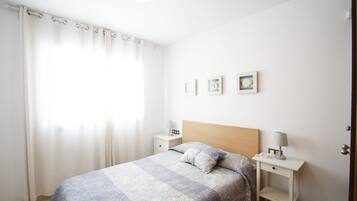 Tabla de planchar con plancha, wifi gratis y ropa de cama