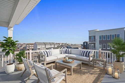 Modern Beachside Haven : New Home, Sleeps 10, 5 Bed, 4 Bath, Walkable Boardwalk