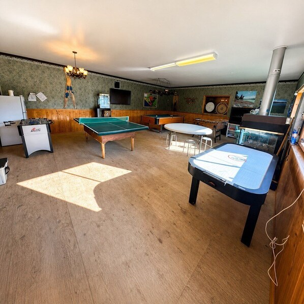Games room - Lakefront Cottage,Hot Tub, Kayaks,Paddle Boards–ATV & Snowmobile Trails,Sleeps 6 (Lac la Hache)