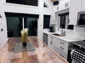 Private kitchen - Lakefront Cottage,Hot Tub, Kayaks,Paddle Boards–ATV & Snowmobile Trails,Sleeps 6 (Lac la Hache)