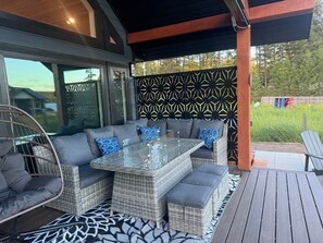 Outdoor dining - Lakefront Cottage,Hot Tub, Kayaks,Paddle Boards–ATV & Snowmobile Trails,Sleeps 6 (Lac la Hache)