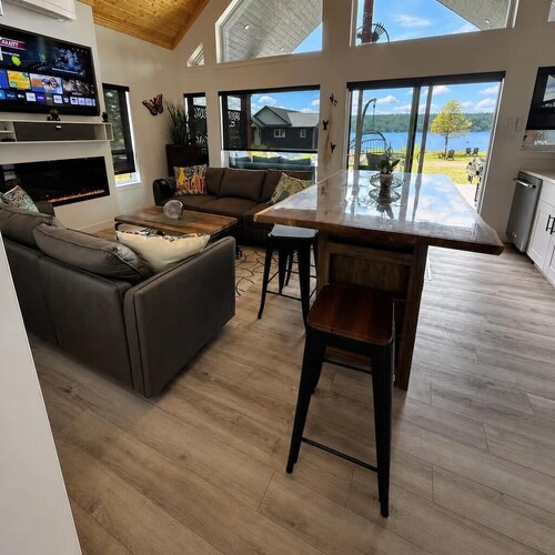 Lakefront Cottage,Hot Tub, Kayaks,Paddle Boards–ATV & Snowmobile Trails,Sleeps 6