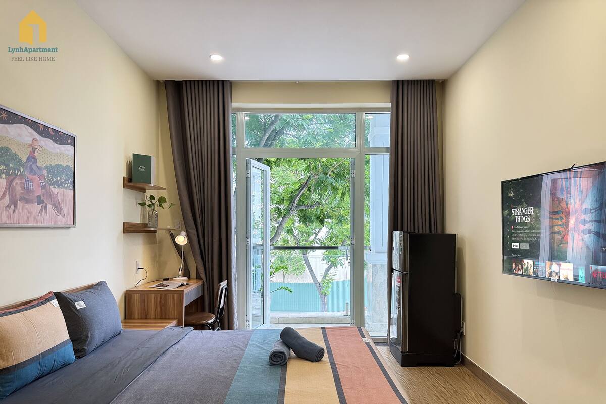 Superior Apartment, 1 Bedroom, Balcony, Park View | Meja, ruang kerja komputer riba, langsir/tirai gelap terus 