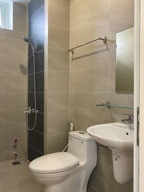 A bathroom with a shower, toilet, and sink. - Lynhapartment Tan Hung near RMIT (Ho Chi Minh City)