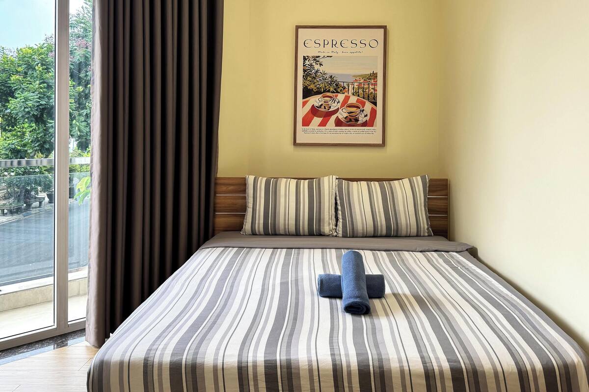 Superior Apartment, 1 Bedroom, Balcony, Park View | Meja, ruang kerja komputer riba, langsir/tirai gelap terus 