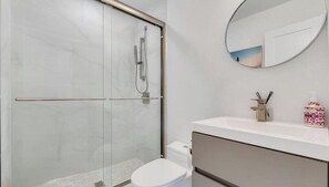Dusche, Haartrockner, Handtücher