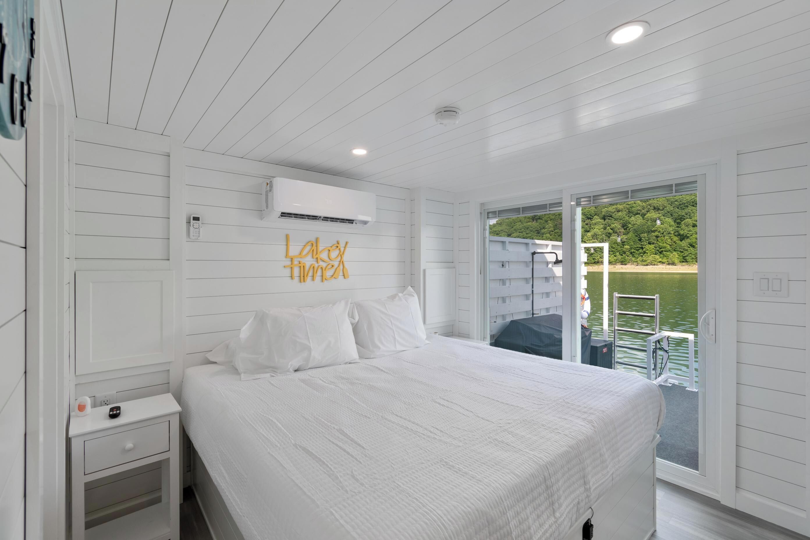 Travel cot, WiFi, bed sheets