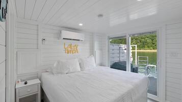Travel cot, WiFi, bed sheets