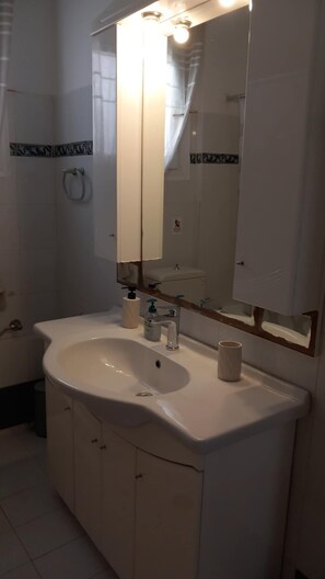Hair dryer, towels, soap, toilet paper - Vintage Seafront house (Argostoli)