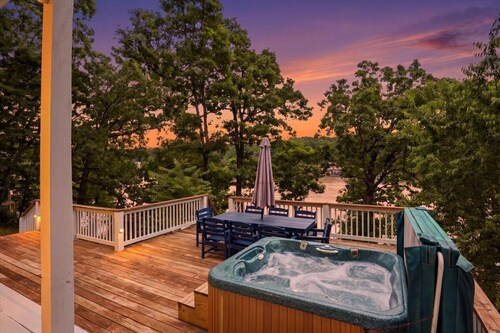 AMAZING COVE! 2 Bed/2Ba Lakefront Home - Hot Tub, Smart TVs, Great Fishing Cove
