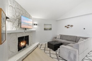 Smart-tv, pejs, dvd-afspiller, bøger