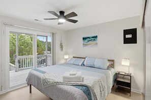 Desk, iron/ironing board, travel cot, free WiFi - AMAZING COVE! 2 Bed/2Ba Lakefront Home - Hot Tub, Smart TVs, Great Fishing Cove (Eldon)