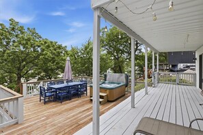 Outdoor dining - AMAZING COVE! 2 Bed/2Ba Lakefront Home - Hot Tub, Smart TVs, Great Fishing Cove (Eldon)