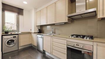 Refrigerador, microondas, horno y parrilla de estufa