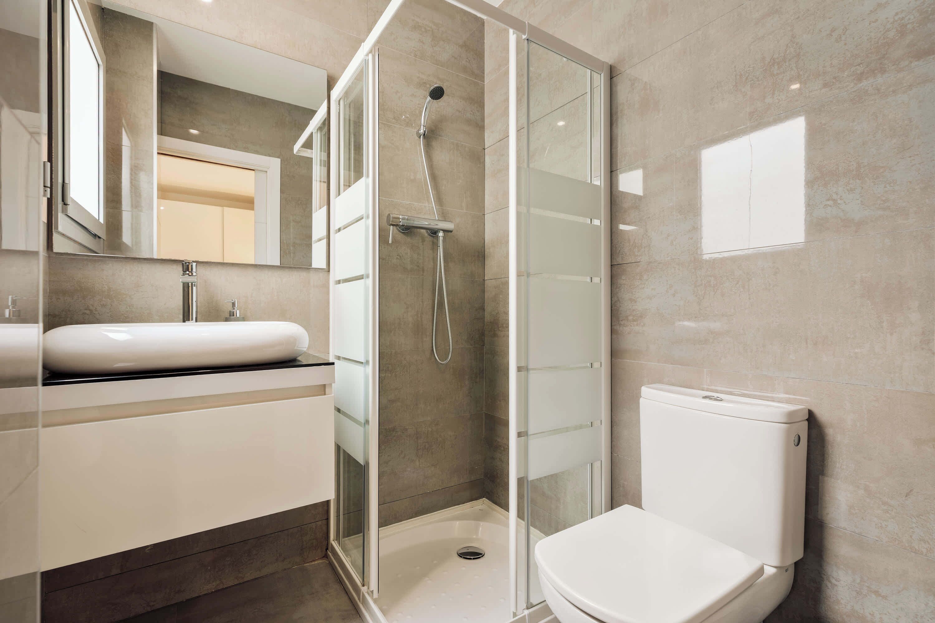 Shower, hair dryer, towels, shampoo