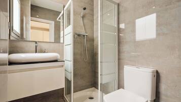 Shower, hair dryer, towels, shampoo
