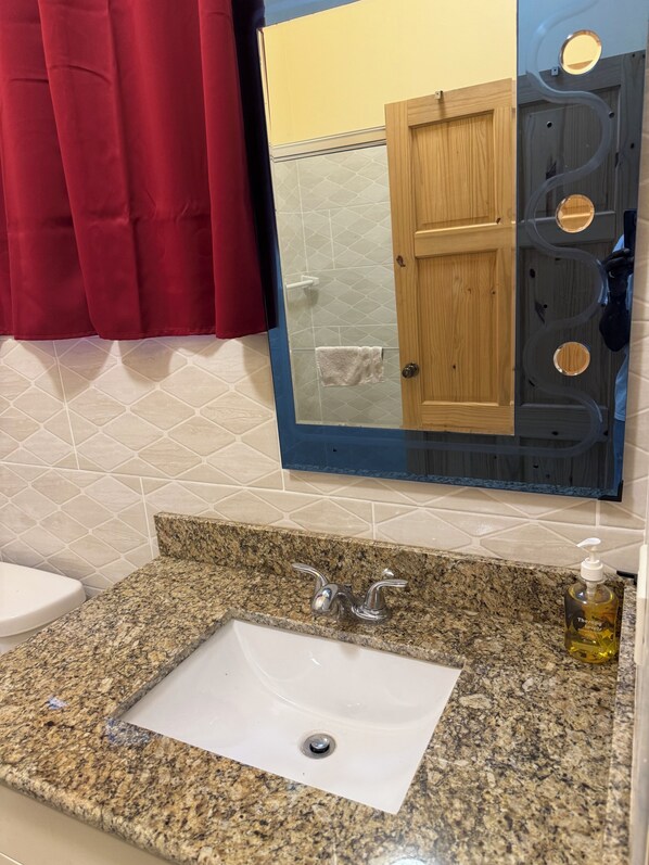 Shower, towels, soap, toilet paper - Compact, luxuriously furnished studio with AC, Wifi, Smart TV, in Duncan Bay (Duncans)
