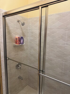 Shower, towels, soap, toilet paper - Compact, luxuriously furnished studio with AC, Wifi, Smart TV, in Duncan Bay (Duncans)