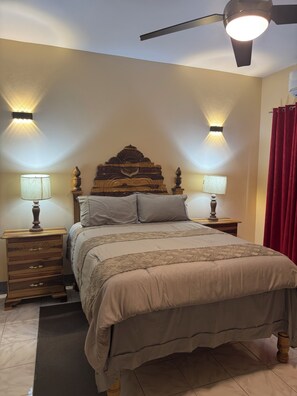 Iron/ironing board, internet, bed sheets - Compact, luxuriously furnished studio with AC, Wifi, Smart TV, in Duncan Bay (Duncans)