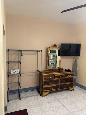 Interior - Compact, luxuriously furnished studio with AC, Wifi, Smart TV, in Duncan Bay (Duncans)