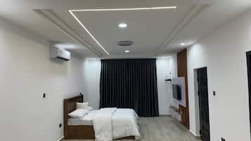 Nhà, hút thuốc, ban công | Màn/rèm cản sáng, bàn ủi/dụng cụ ủi quần áo
