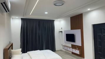 House, Smoking, Balcony | Blackout drapes, iron/ironing board, WiFi (free)