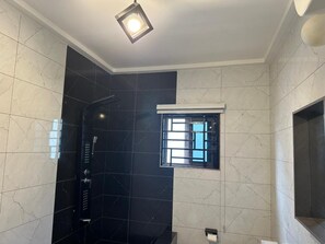 Shower, towels, toilet paper - Monte Luxury Home (North Legon)
