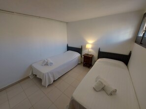 Travel cot, free WiFi, bed sheets - Piso Falco de Mar (L'Escala)