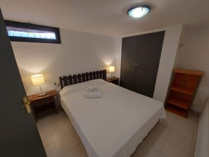 Travel crib, free WiFi, bed sheets - Piso Falco de Mar (L'Escala)