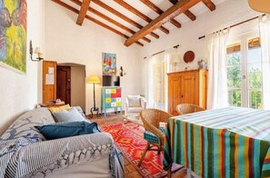 Living area - Les Issambres -Charming Provencal Apartment with Swimming Pool and Close to the Beach (Roquebrune-sur-Argens)