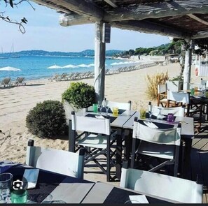 Outdoor dining - Les Issambres -Charming Provencal Apartment with Swimming Pool and Close to the Beach (Roquebrune-sur-Argens)