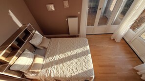 Tabla de planchar con plancha, acceso a internet y ropa de cama