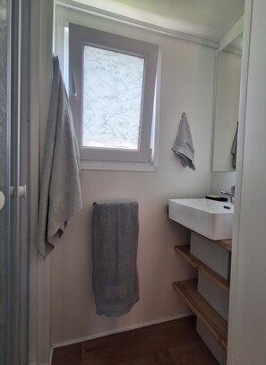 Bathroom - Modular Refuge - between the pine forest and the sea (Maceda)