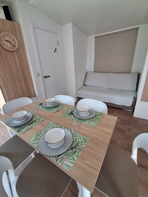 Dining - Modular Refuge - between the pine forest and the sea (Maceda)